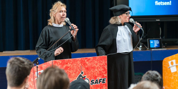 Rechtbank setting op podium met een vrouw en een rechter.