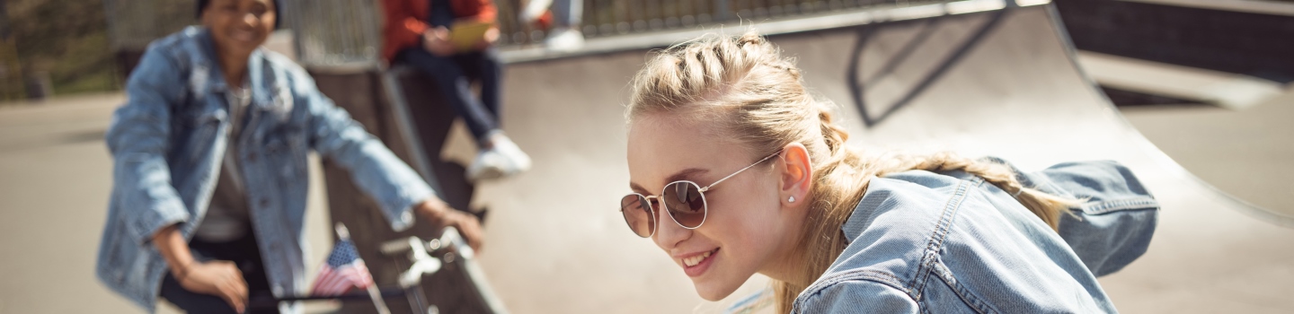 Afbeelding van meisje met zonnebril op.