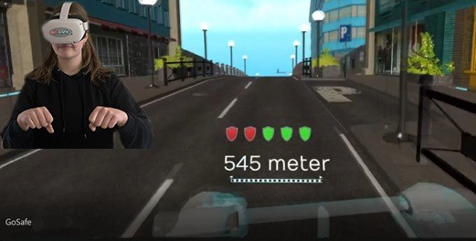 Meisje met VR-bril op met daarbij het beeld van de straat wat het meisje ziet.