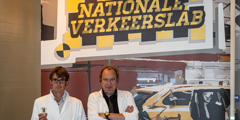 Twee acteurs voor groot bord met logo Nationale verkeerslab