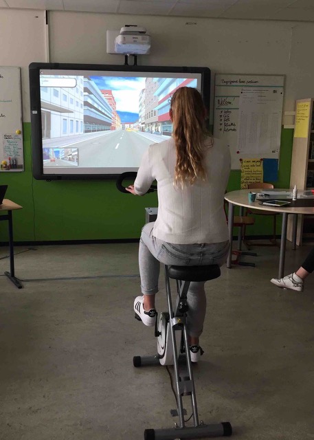 Meisje op fiets en mobiel simulator
