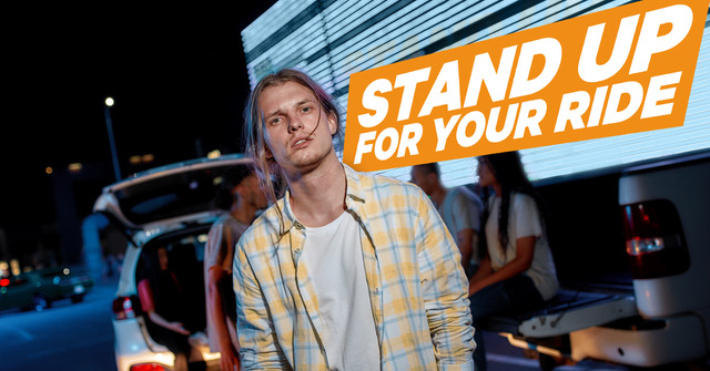 In de achtergrond jongeren in auto's, op de voorgrond jongen met daarbij logo Stand Up For Your Ride